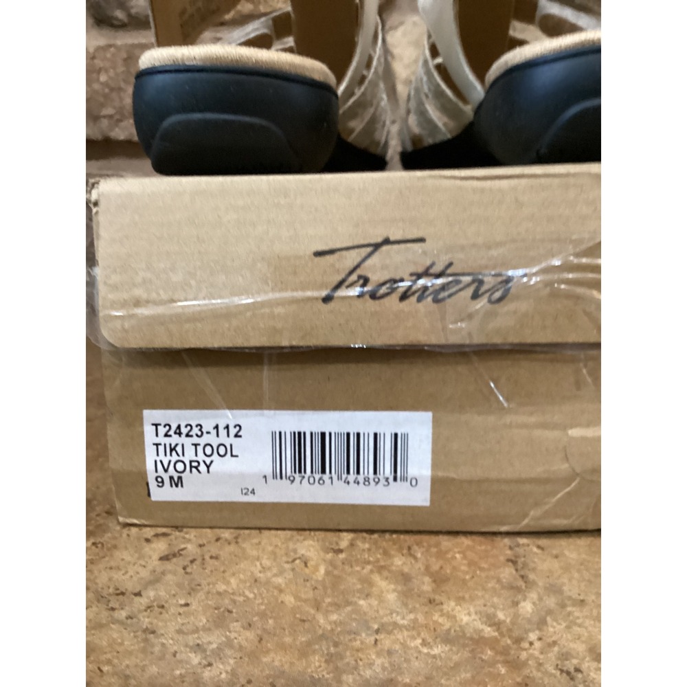 Trotters Tiki Tool Ivory White Floral Embossed Strappy Sandals 9M T2423-112 New - Picture 7 of 7